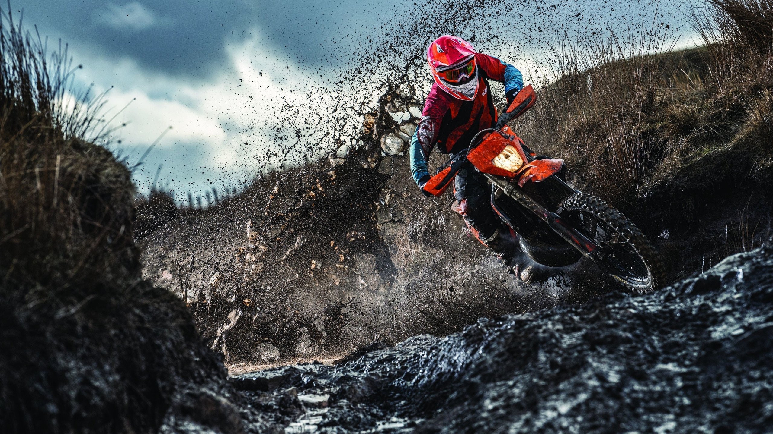 “弯道飞舞：漂移技巧的极致演绎”，弯道漂移为什么要打反方向