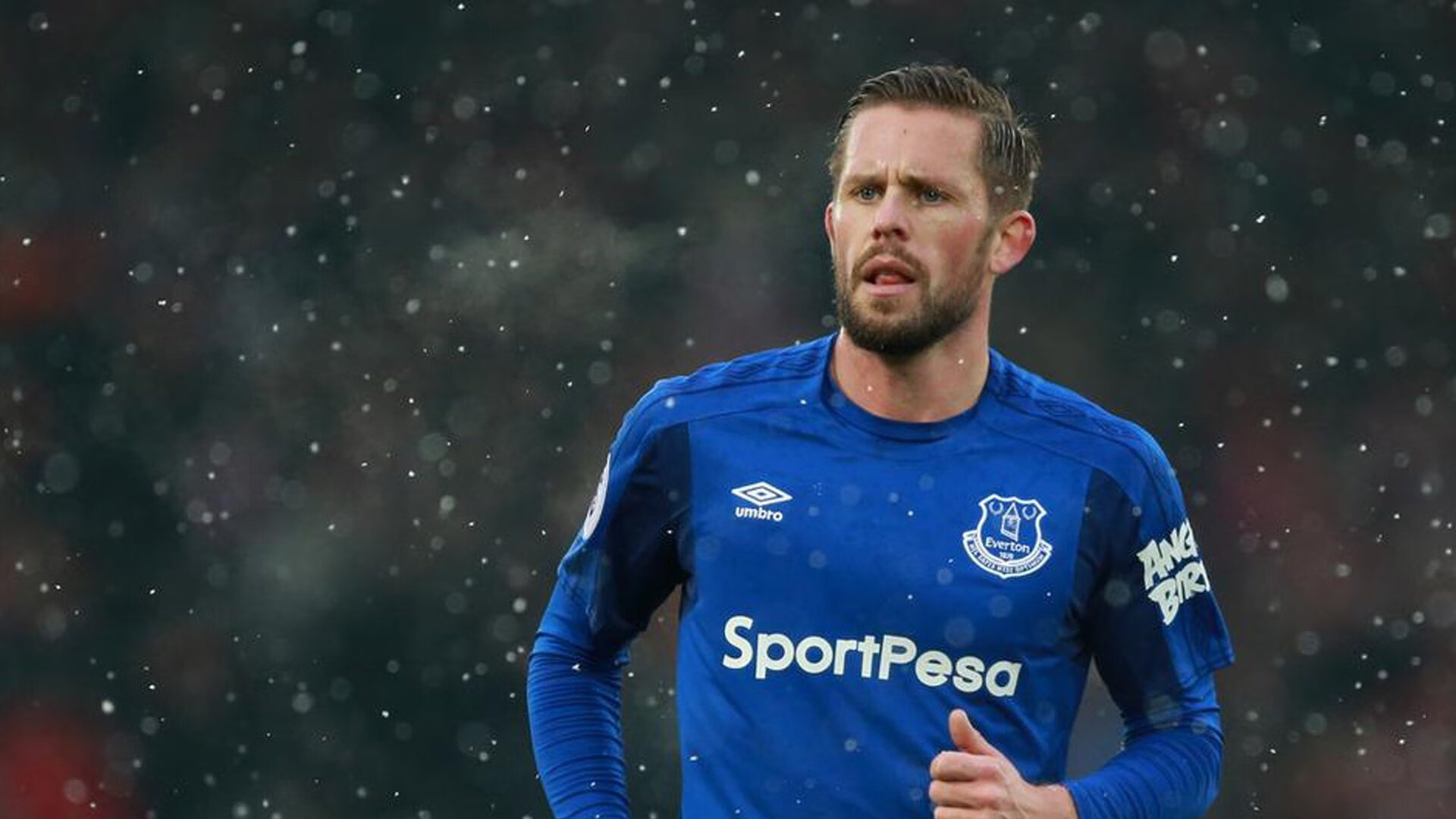 “岩壁飞跃：高空赛段的极限表现”，岩壁跳跃